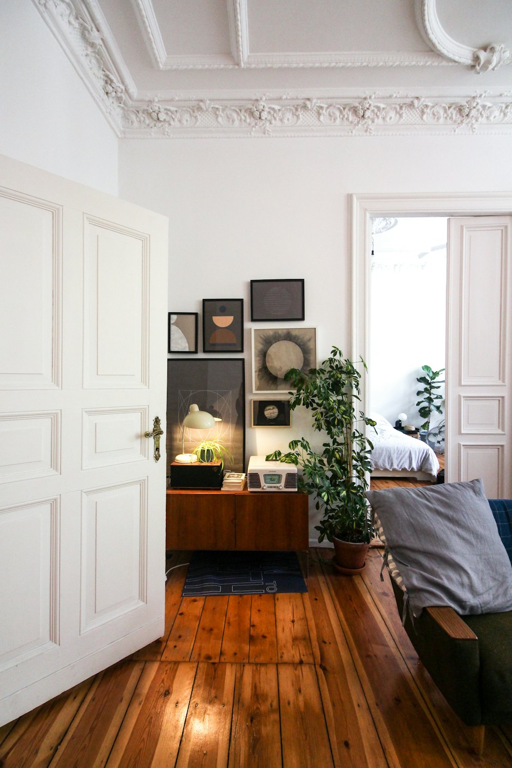 Esstisch mit Stühlen in heller Wohnung